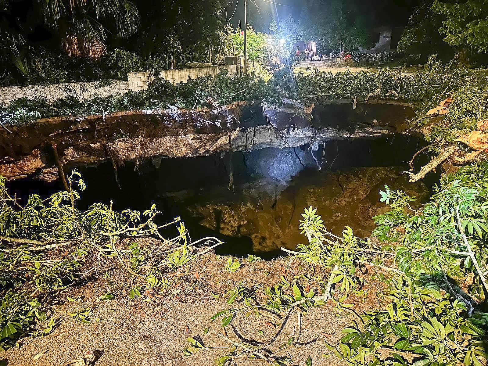 ENORME SOCAVÓN DEJA AL DESCUBIERTO UN CENOTE EN XOCEN