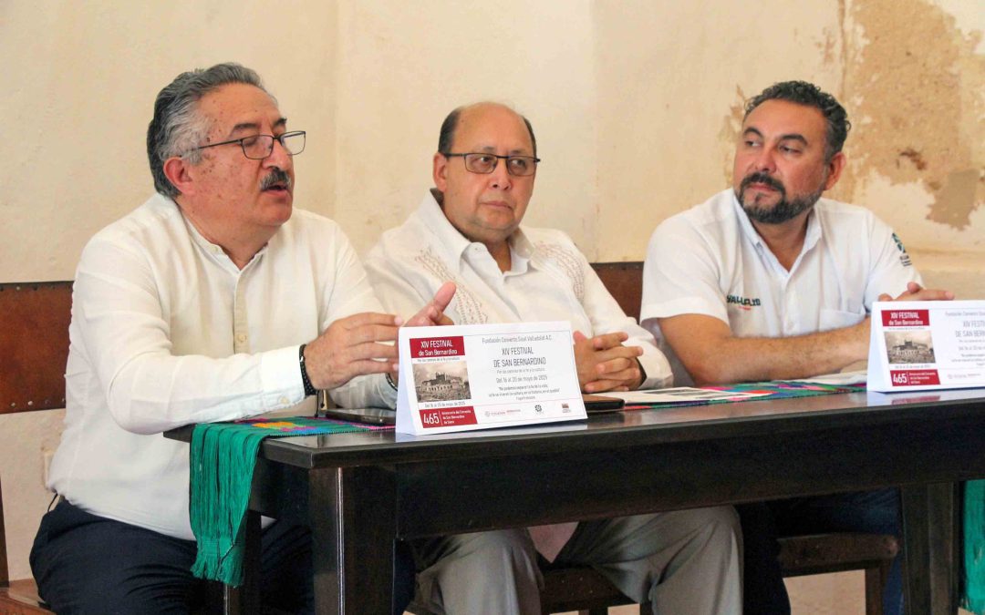 Prof. Leonel Escalante Aguilar, presidente de la fundación, acompañado por el Pbro. Felipe de Jesús de León Ojeda y de Noé Israel Novelo Sánchez, director de fomento económico del municipio.