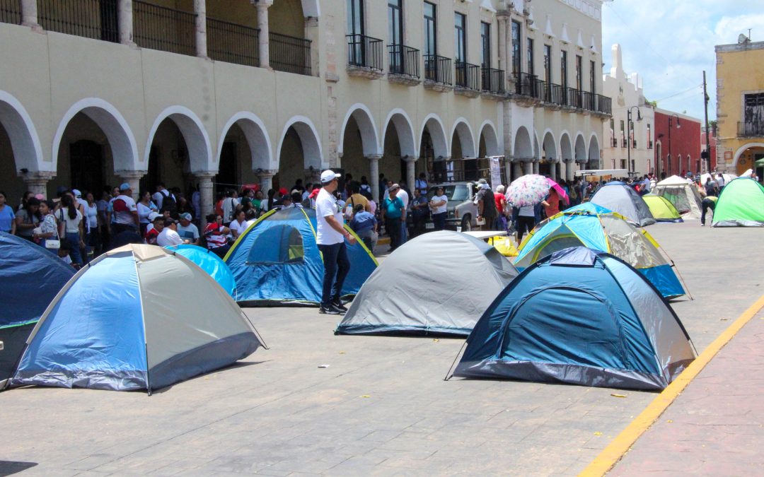 Cientos de profesores del oriente del estado se sumaron al movimiento nacional y plantaron sus casas de campaña frente al palacio municipal de Valladolid, Yucatán.