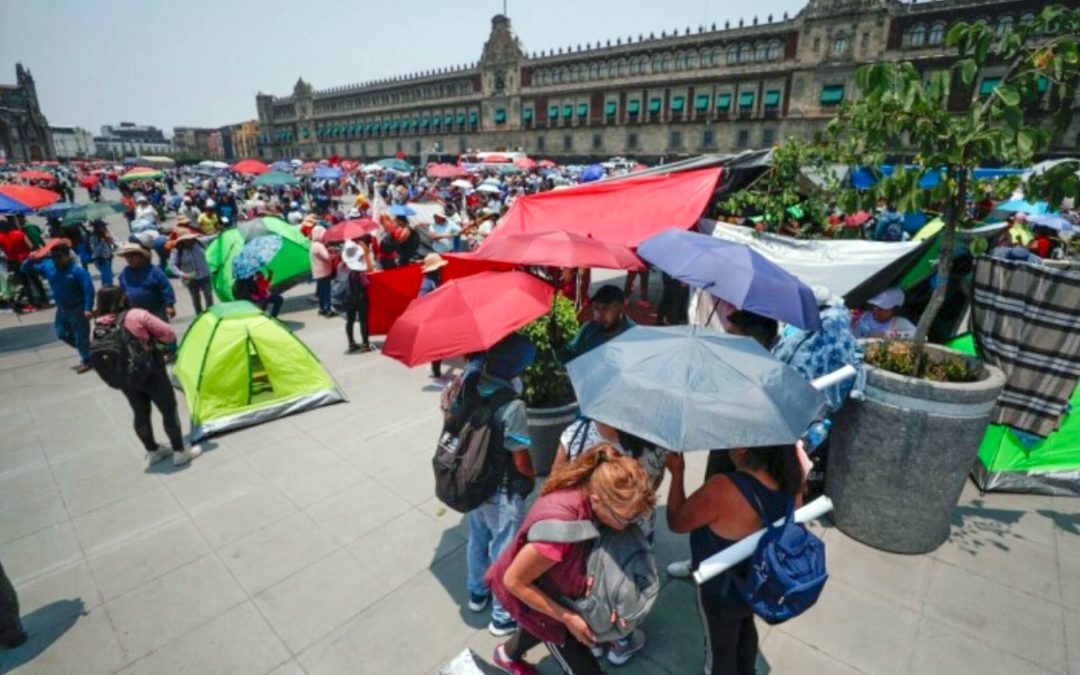 MAESTROS INSTALAN PLANTÓN EN EL ZÓCALO CDMX PARA MEGAMARCHA DEL 15 DE MAYO