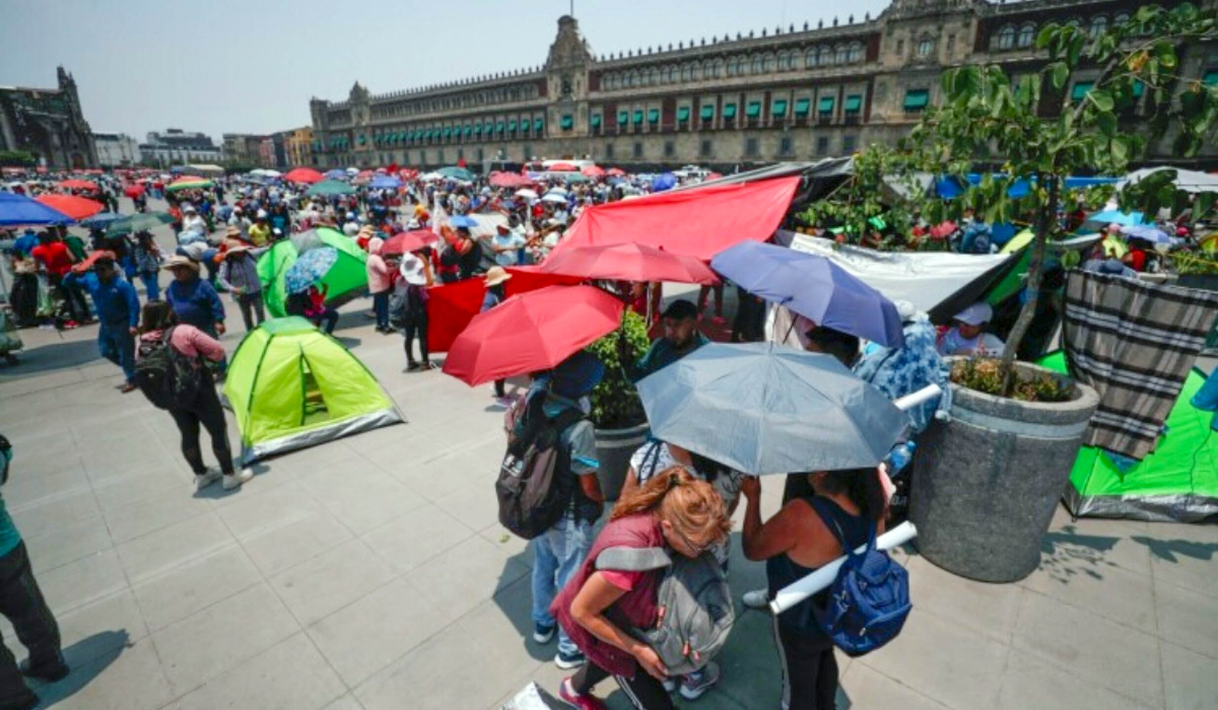 MAESTROS INSTALAN PLANTÓN EN EL ZÓCALO CDMX PARA MEGAMARCHA DEL 15 DE MAYO