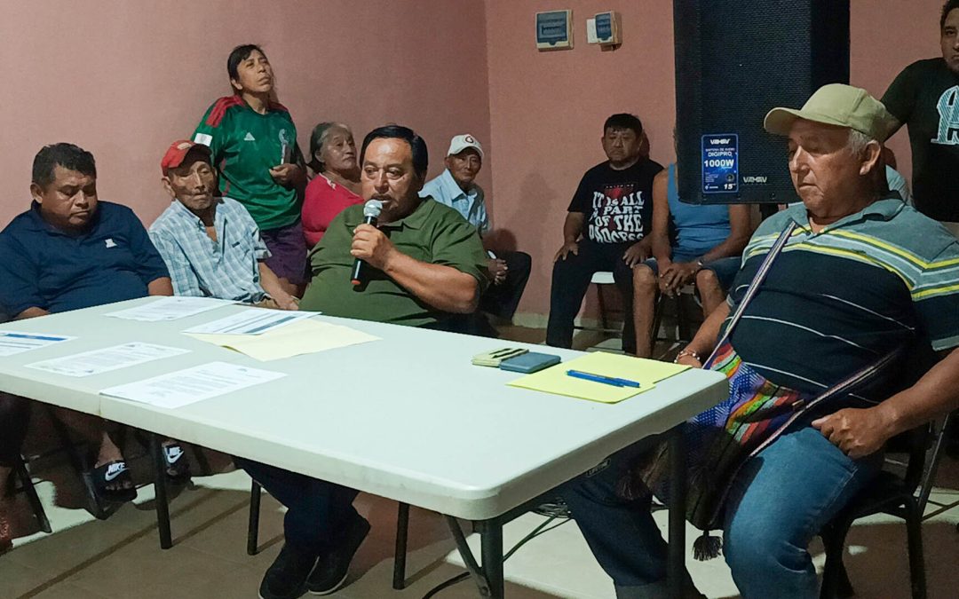 Comisario ejidal, C. Armando Dzul Mex, durante la reunión informativa anoche en las instalaciones de la comisaría.