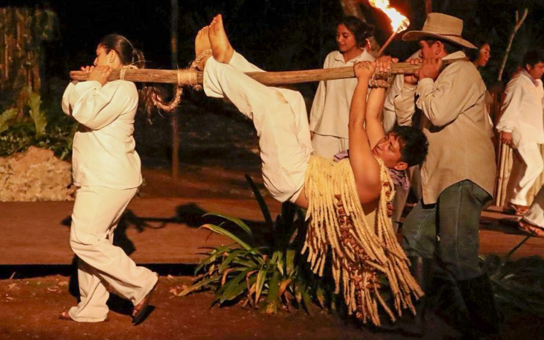 Presentación de la obra "Juan Balam" en el Laboratorio de Teatro Campesino en la comisaría de Xocen, Valladolid, Yucatán.