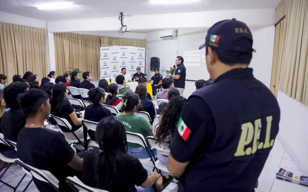 Elementos de la SSP de Yucatán imparten platicas a estudiantes de derecho de la Universidad Latino.