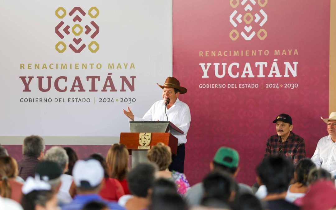 El gobernador del estado Joaquín Díaz Mena, durante su visita en el poblado de Cenotillo.