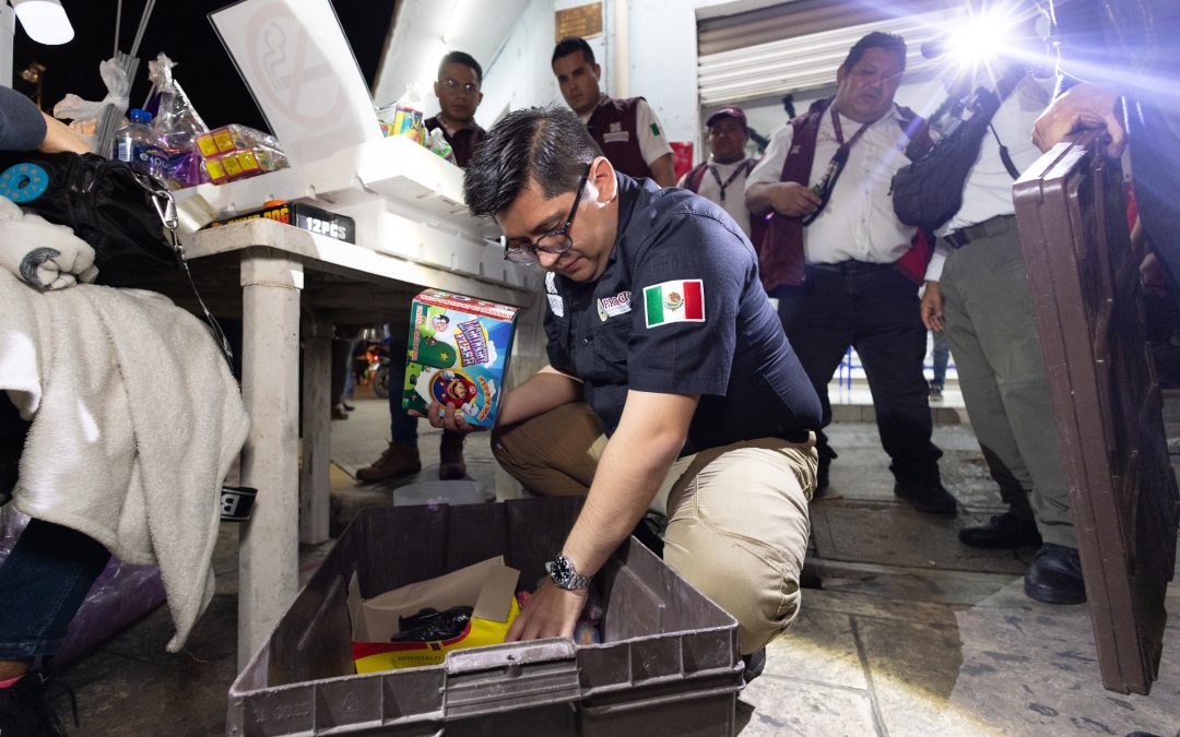 Personal de Protección durante una inspección en establecimientos con venta de productos pirotécnicos.