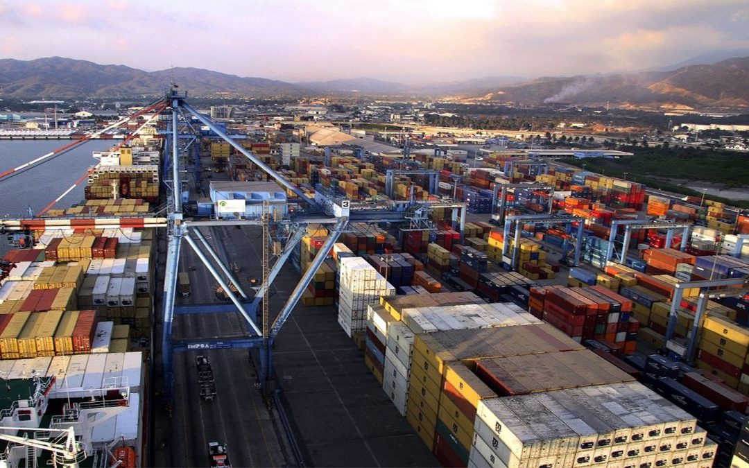 "Debido a que la tasa arancelaria final de México terminó siendo más baja que la de la mayoría de los demás países, la disparidad ha ayudado a las exportaciones mexicanas a llenar parte del vacío dejado por los productos chinos sujetos a gravámenes más altos", indica el reporte. Foto: ARCHIVO.