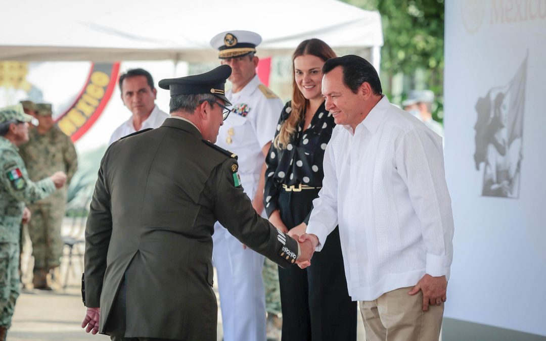El Gobernador Joaquín Díaz Mena saluda al general de División de Estado Mayor, José Francisco Terán Valle, como nuevo comandante de la Décima Región Militar durante la toma de protesta.