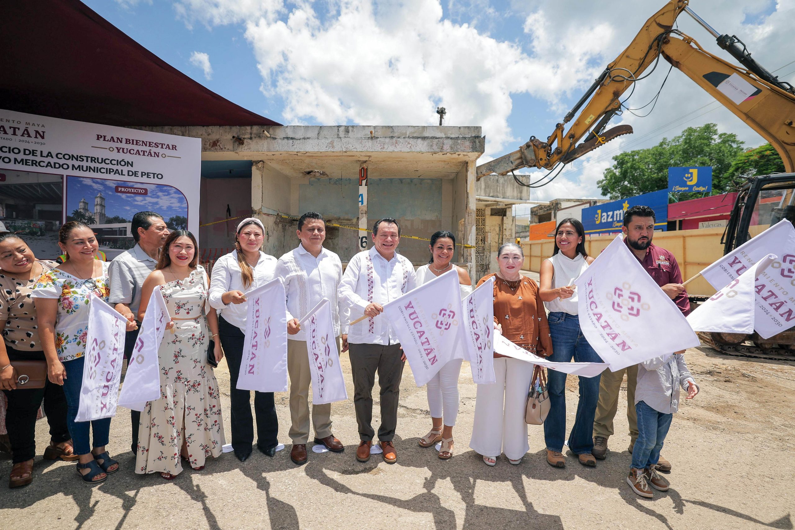 El gobernador Joaquín Díaz Mena, funcionarios y locatarios de Peto en el banderazo inaugural de la construcción del nuevo mercado.