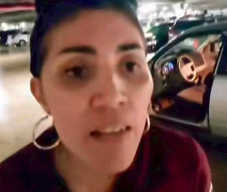 Presunta funcionaria de la SSY duranteun altercado en un estacionamiento de Mérida, Yucatán.