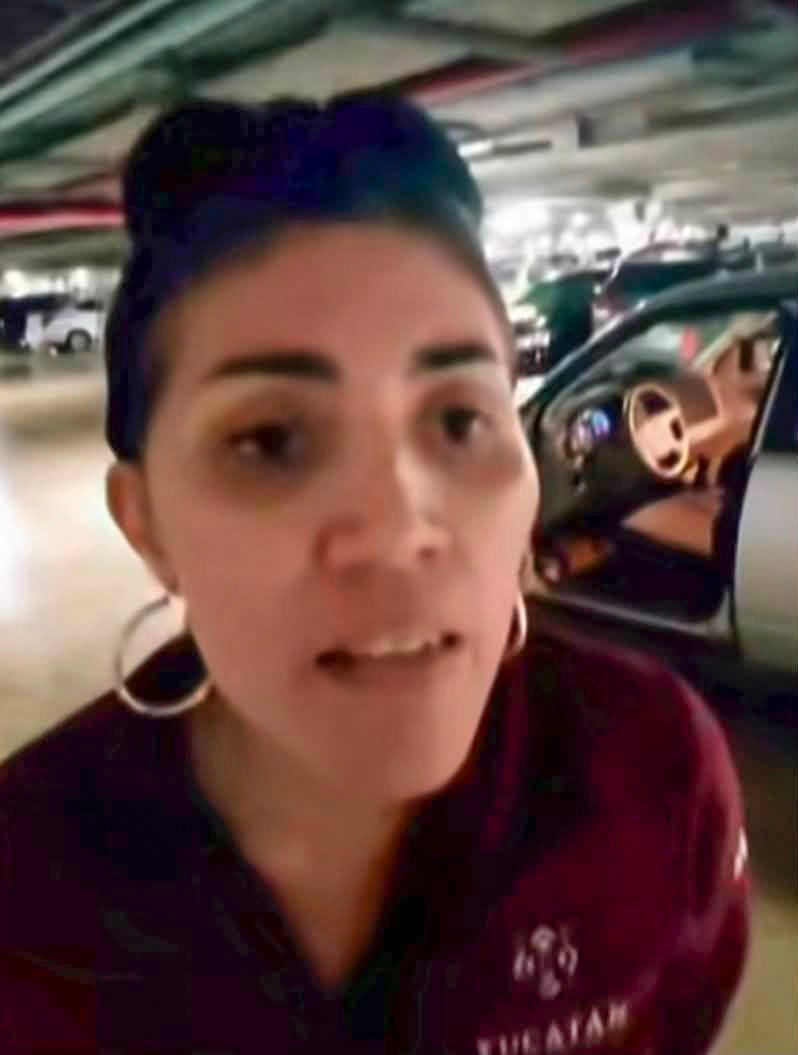 Presunta funcionaria de la SSY duranteun altercado en un estacionamiento de Mérida, Yucatán.