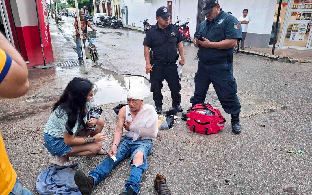 El motociclista lesionado es atendido por paramédicos de la policía municipal de Valladolid, Yucatán.