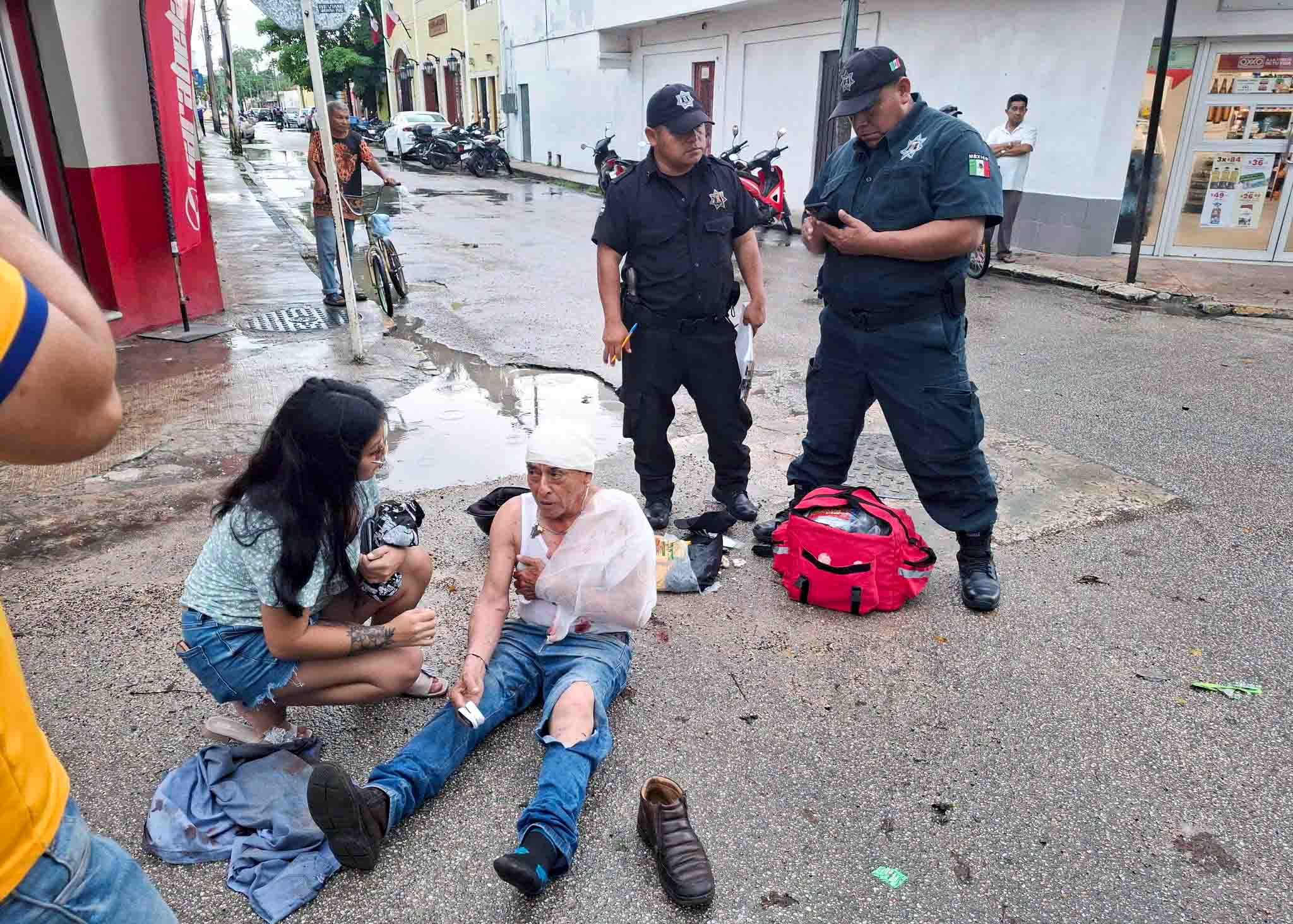 El motociclista lesionado es atendido por paramédicos de la policía municipal de Valladolid, Yucatán.